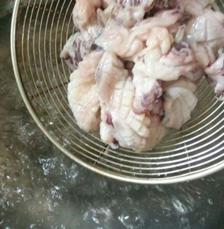 炒鱿鱼要不要焯水 炒鱿鱼好吃的关键是先焯水