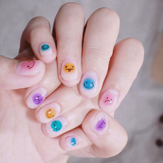 然后再配上不同的表情,超级无敌可爱的一款笑脸美甲!