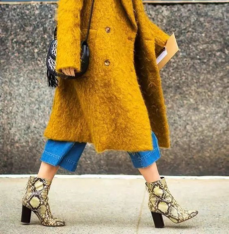 女生短靴怎么搭配好看 这双容易显腿短的鞋到底要怎么穿