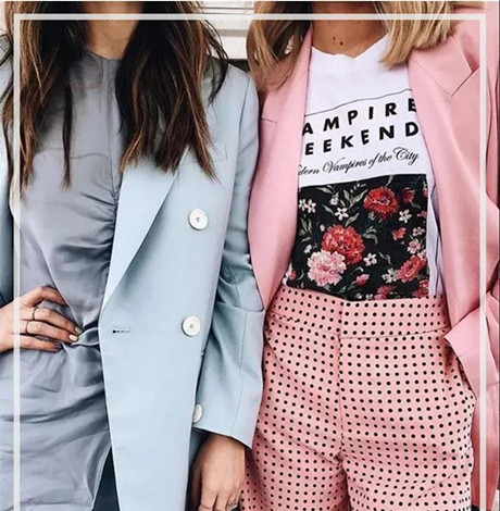 秋冬女生穿什么颜色的衣服好看 这两个颜色穿在一起很贵