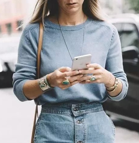 女生秋冬穿什么颜色衣服好看 18秋冬这个颜色最流行谁穿谁高级
