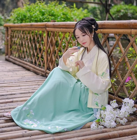 简单的汉服发型梳法 5步教你梳个漂亮古典发型