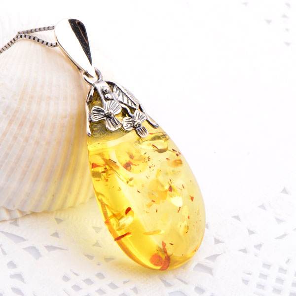 琥珀什么颜色最珍贵 蓝、绿色和血红为上品