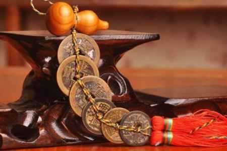 五帝钱挂在门哪个位置