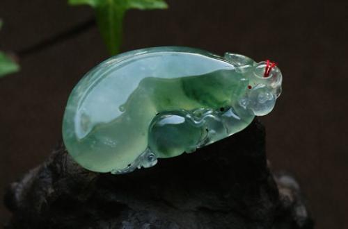哪些属相不适合戴玉 牛羊马等最好别佩戴玉