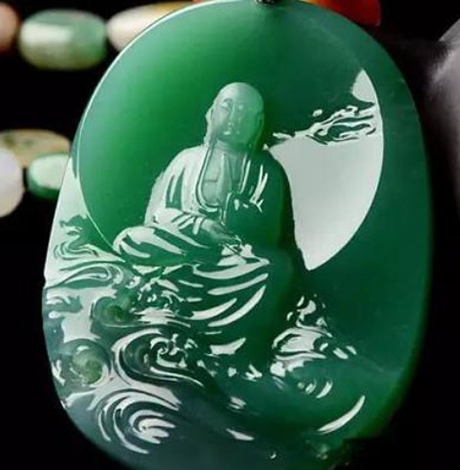翡翠本命佛的寓意 逢凶化吉万事顺利
