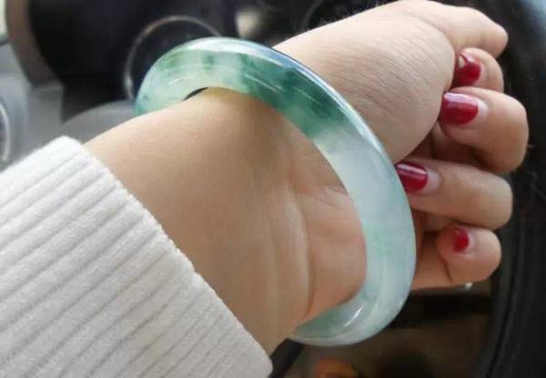 翡翠贵妃镯的寓意 翡翠贵妃镯适合什么人戴