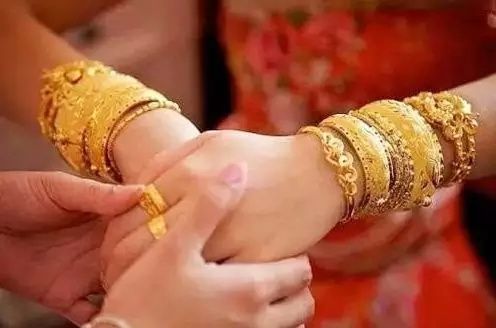 结婚三金什么时候给女方 三金按习俗是订婚时给的
