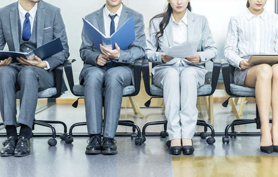 大学生夏天面试穿什么衣服面试着装妆容该如何去搭配