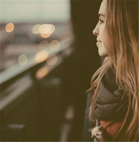 女性皮肤发黄是什么原因(女性脸色暗黄是什么原因引起)