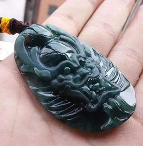 蓝水翡翠怎么是黑的 什么是老蓝水翡翠