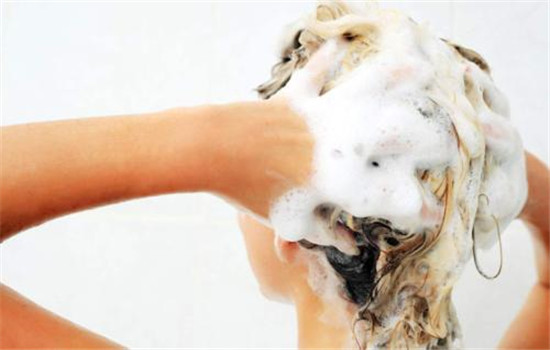 冬天洗头要注意什么1,如果你有晚上或早晨洗头的习惯,一定要注意擦干