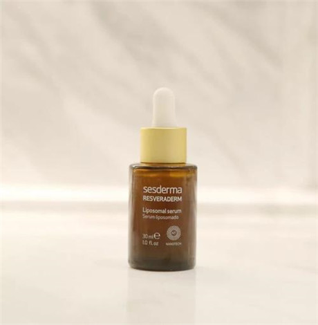 sesderma白藜芦醇精华可以白天用吗