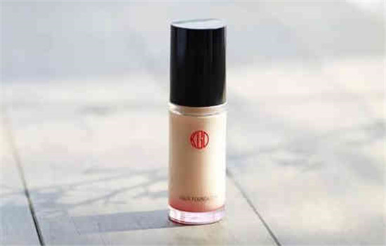 粉底液用什么擦 5ffc155889bfe_550_0.jpg