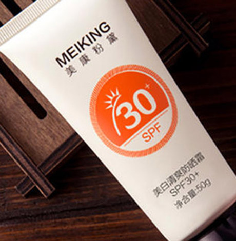 补涂防晒霜前要用爽肤水吗 涂防晒霜前为什么要补水
