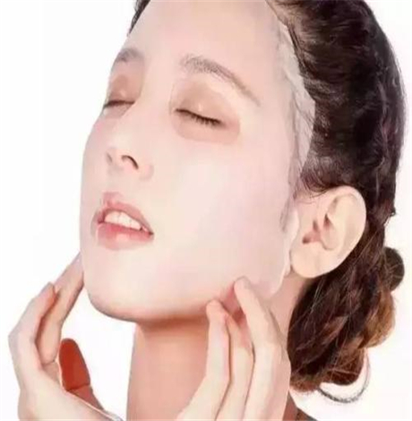 女人雀斑原因引起的(女人脸上有黑斑是什么原因)