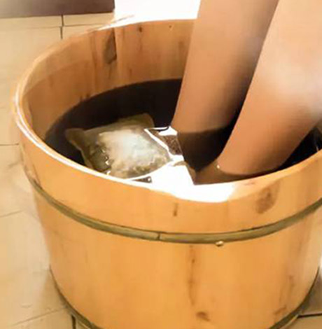 女性每天晚上泡脚的好处(每天坚持泡脚抗衰老吗)