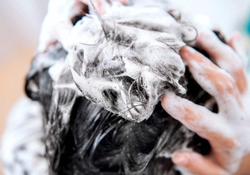 头发刚洗完就油是怎么回事头发出油太多是什么原因