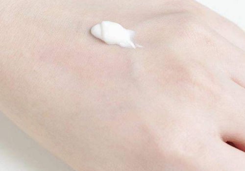 化妆的水乳和护肤的水乳一样吗 有什么区别