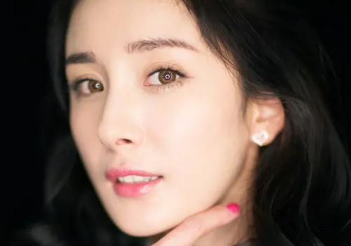 棕色美瞳适合什么眼影 ​棕色美瞳适合什么口红