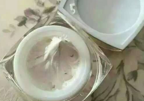 珍珠膏可以祛痘吗 为什么涂在脸上很干