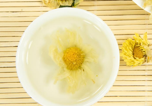 菊花茶空腹可以喝吗 喉咙痛可以喝菊花茶吗