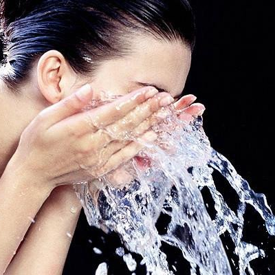 冬天用冷水洗脸会怎样 怎么正确洗