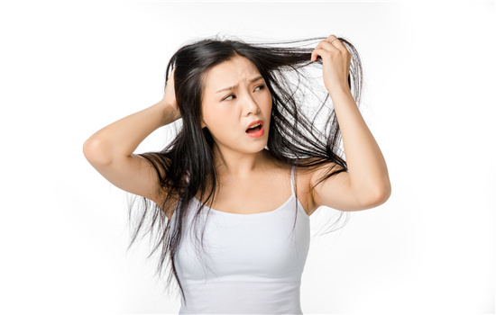 黑色哪种卷发不老气 黑色卷发挑染什么颜色好看