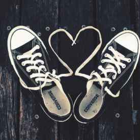 帆布鞋有油渍怎么清洗 帆布鞋和板鞋有什么区别