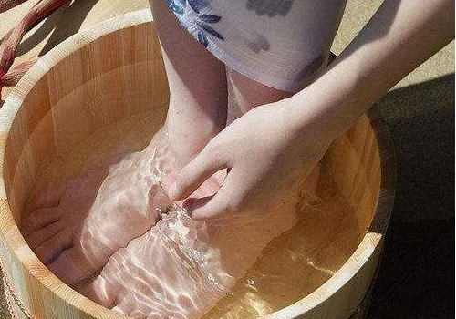 盐水泡脚有什么副作用 ​盐水泡脚伤肾还是补肾