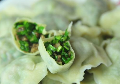 吃韭菜饺子会回奶吗 ​哺乳期什么时候吃韭菜饺子好