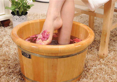 生姜泡脚要去皮吗​ 生姜泡脚功效与作用有哪些