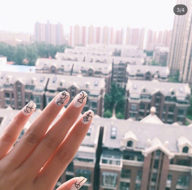 很酷很文艺,抽象人物线条美甲图片