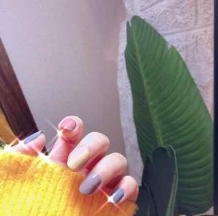 五款配色温柔**的纯色美甲