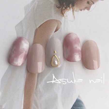 温柔好看的冬季美甲配色方案