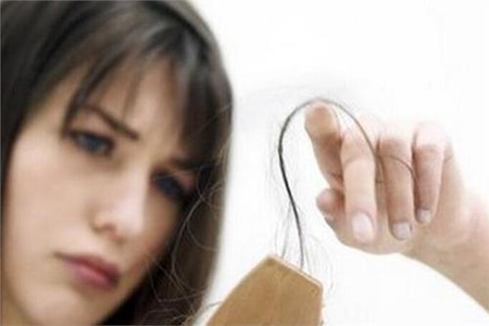 女性头皮痛怎么回事，会导致脱发吗？
