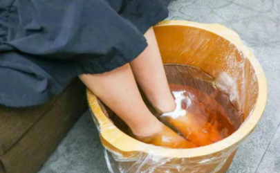 三伏天泡脚出汗排湿吗