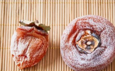 柿饼多久才有白霜 柿饼白霜发黄还能吃吗