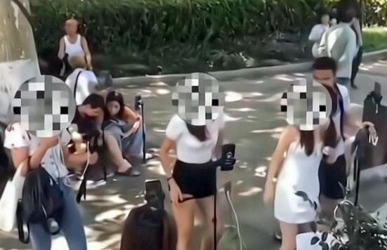 长沙街头现当众打屁股低俗直播 赚快钱没下限