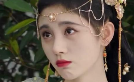 《嘉南传》最新的逃难戏中 鞠婧祎女扮男装的造型被吐槽