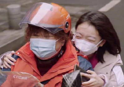 《穿过寒冬拥抱你》主要讲述了一个什么故事