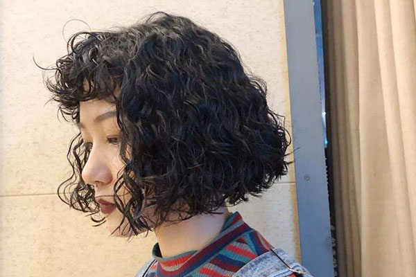 染完黑色头发还能漂吗 头发染了黑色褪色妙招