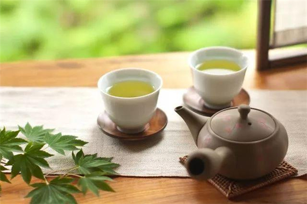 夏季喝茶喝什么茶最好 夏天喝茶好还是喝白开水好