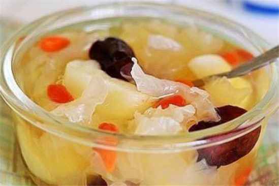 银耳怎么熬制 cbe952a62d3271ed63ae40a3c3358fc7_550_0.jpg