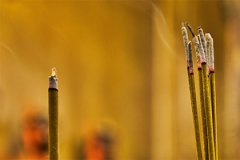 在家上香的正确方法与禁忌 在家上香时要说些什么