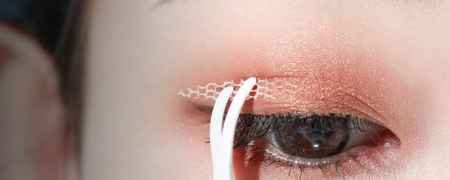 双眼皮贴在粉底液前还是粉底液后使用呢 双眼皮贴在粉底液前还是粉底液后使用呢