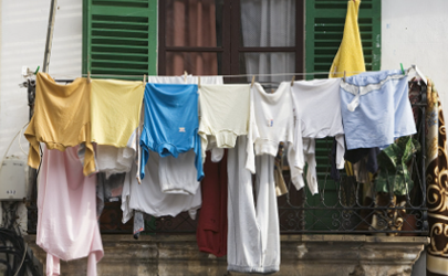 潮湿的衣服捂得有味了怎么办 阴干的衣服为什么很臭