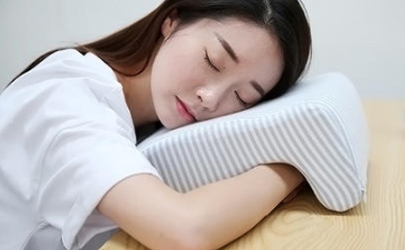 中午趴着睡觉有什么坏处 午睡什么姿势比较好