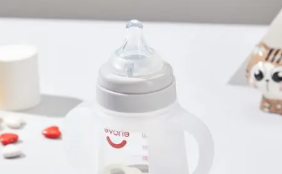 硅胶奶嘴煮了10分钟还能用吗 硅胶奶嘴水煮后会褪色吗