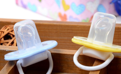 安抚奶嘴什么时候用 初生婴儿可以用安抚奶嘴吗